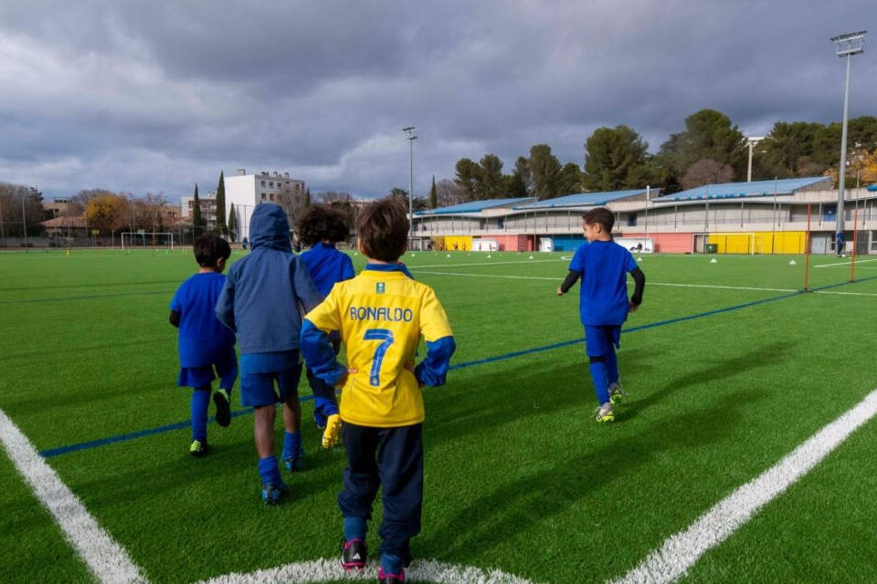 Des jeunes rentrant sur le terrain du Stade Jean Bouin