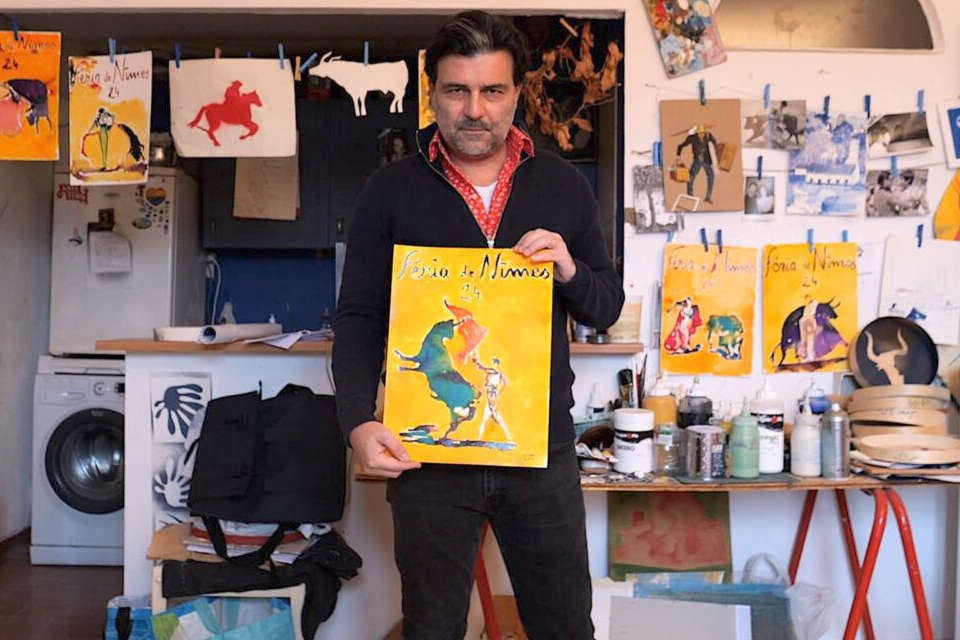 Swan Soto dans son atelier, avec l'affiche des Férias 2024