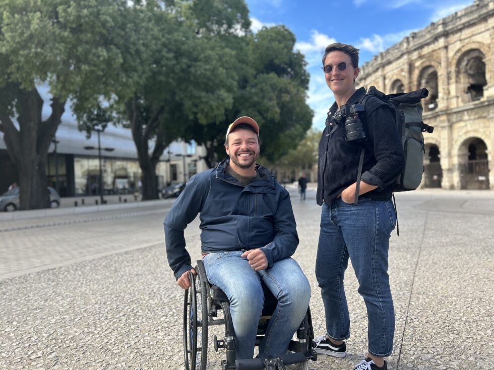 Couple devant les arènes de Nîmes