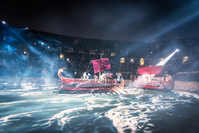 Navires romains au centre de la piste, sur une mer reconstituée par un jeu visuel