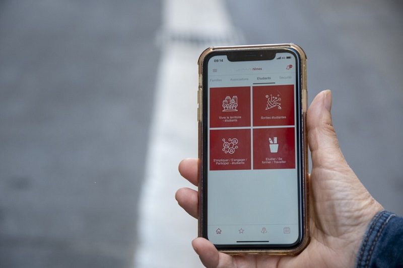 photo d'un smartphone avec l'application Ville de Nîmes sur l'écran