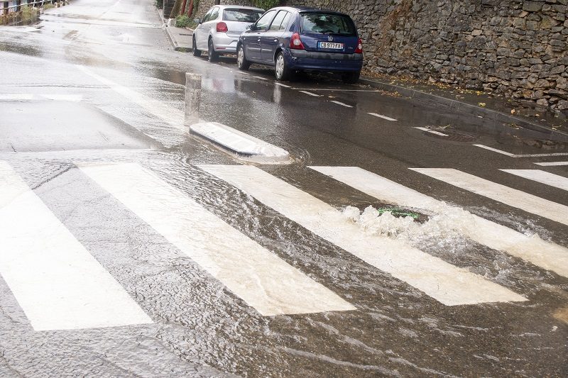 photo d'une rue inondée ville de Nîmes