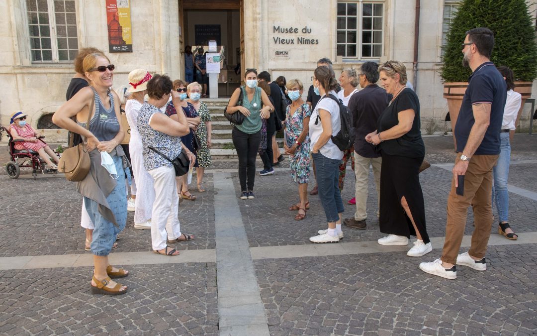 photo de visiteurs devant le Musée du vieux Nîmes