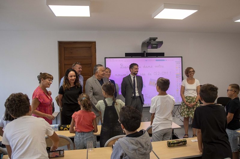 Le maire de Nîmes Jean Paul Fournier et Julien Plantier devant une classe d'eleve pour la rentree et