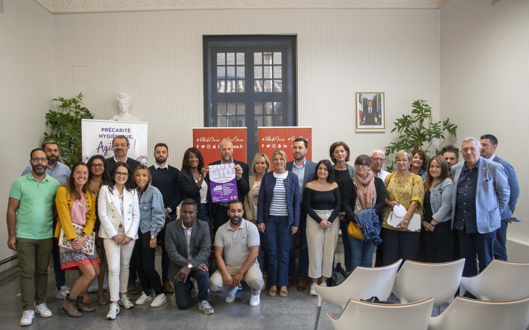 photo de groupe en mairie de Nîmes de l'ensemble des associations et partenaires qui soutiennent la campagne de collecte de produits hygiéniques