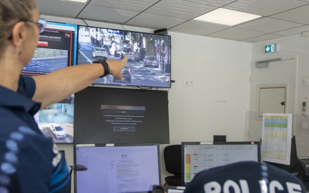 photo agent police municipale de Nîmes montrant la vidéoverbalisation
