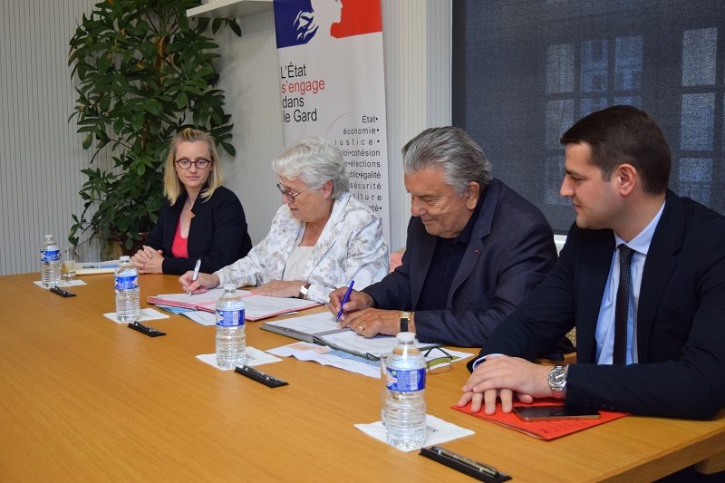 photo du maire de nîmes JP Fournier et de la prefete du gard Mme MF Lecaillon entrain de signer la dotation politique de la ville de Nîmes
