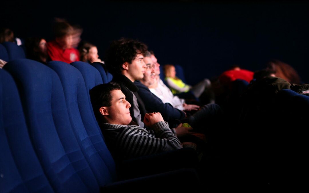 spectateur assis dans une salle de cinéma