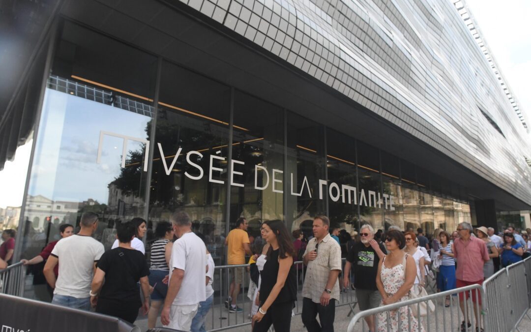 photo de la file d'attente des visiteurs devant le Musée de la Romanité à Nîmes
