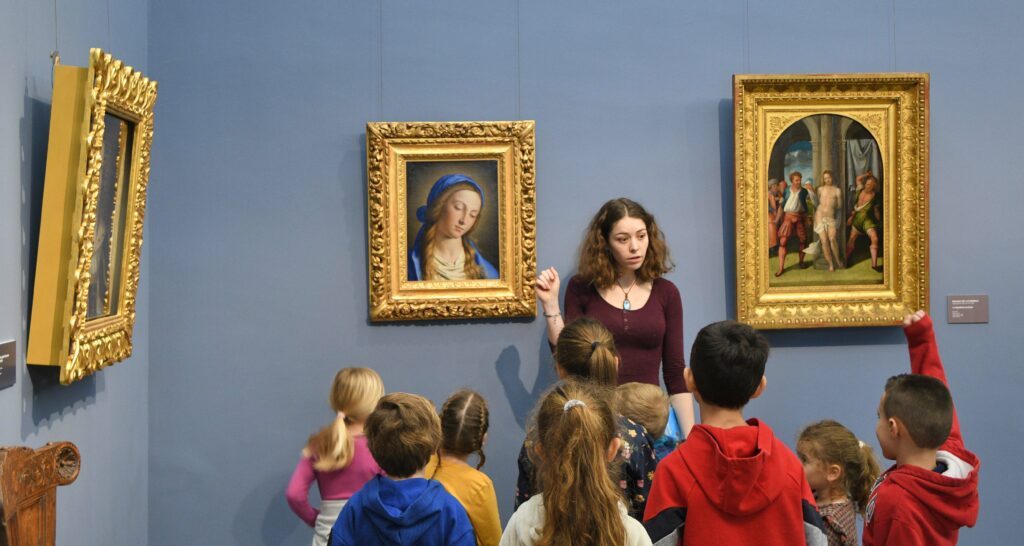 Des enfants devant des tableaux exposés au Musée de Nîmes