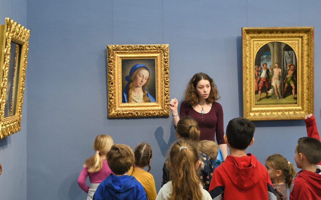 Des enfants devant des tableaux exposés au Musée de Nîmes