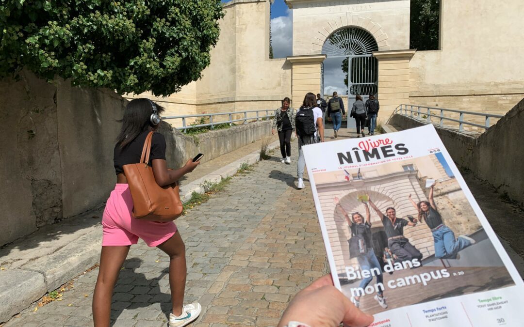 photo de la couverture du magasine Vivre Nîmes octobre devant la fac vauban à Nîmes
