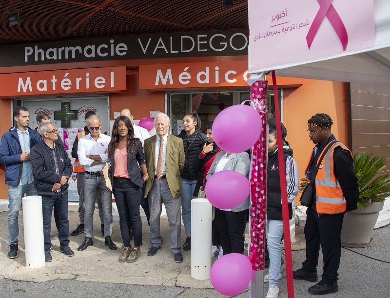 Photo de la devanture de la pharmacie de Valdegour à Nîmes aux couleurs d'octobre rose