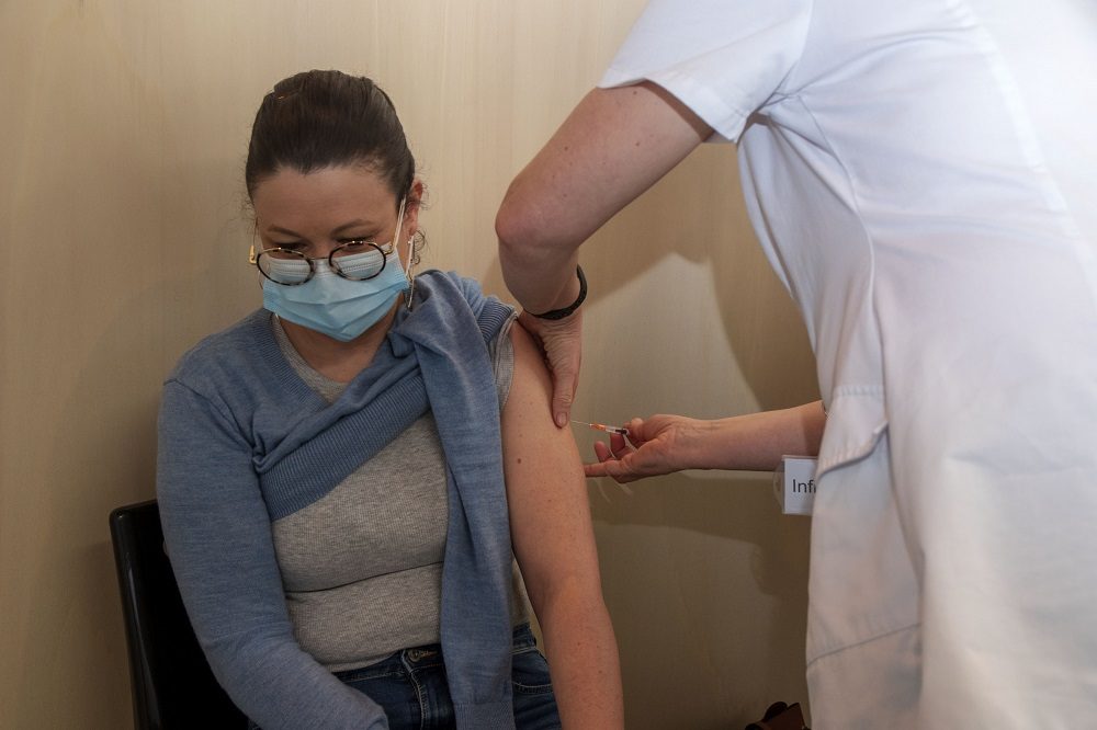 Photo d'une patiente qui se fait vacciner sur le bras pour lutter contre la grippe