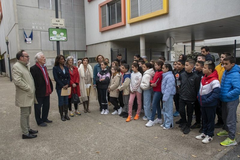 photo de l'élue Dolorès Orlay Moureau et des éléves d'une ecole elementaire pour la prevention contre le tabagisme