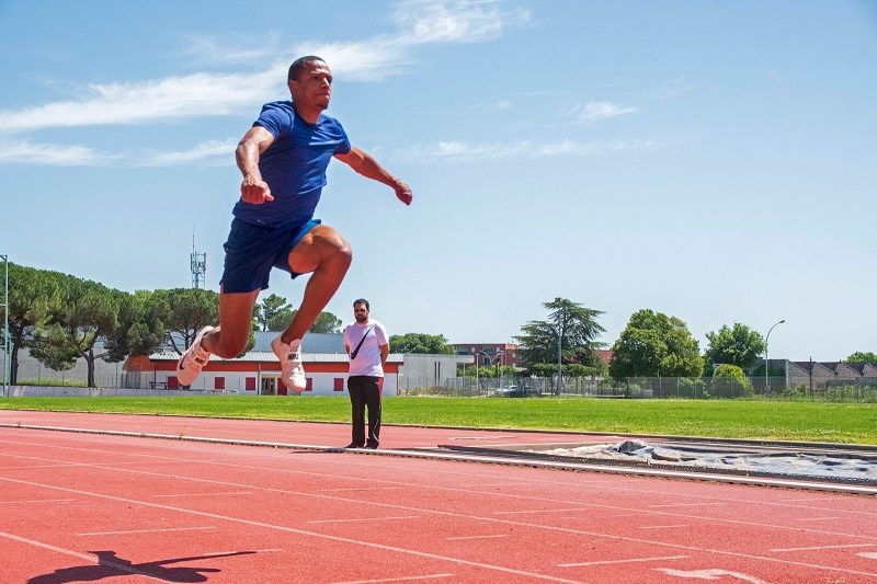 Photo de Jean-Marc PONTVIANNE, athlète olympique, Nîmes Athlétisme entrain de pratiquer le saut en hauteur de s