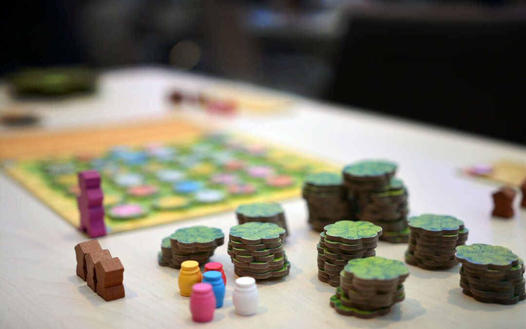 Photo de pions d'un jeux de société disposés sur une table