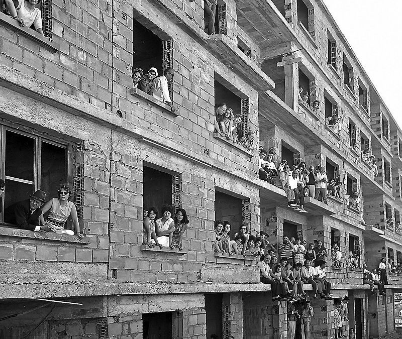 Photo d'un immeuble du Mas de Mingue à Nîmes avec les rapatriés d'Algérie aux fenêtre il y a 60 ans