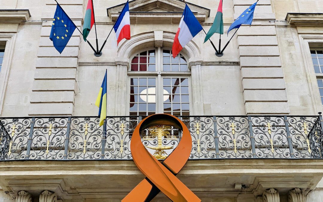 Photo du ruban orange déployé sur la façade de l'hôtel de ville de Nîmes pour la mobilisation contre la violence faite aux femmes