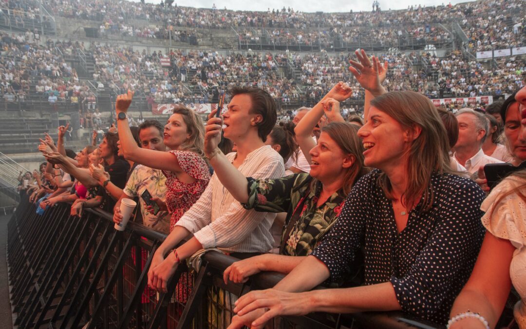 Photo des spectateurs aux arènes pendant un concert du Festival de Nîmes