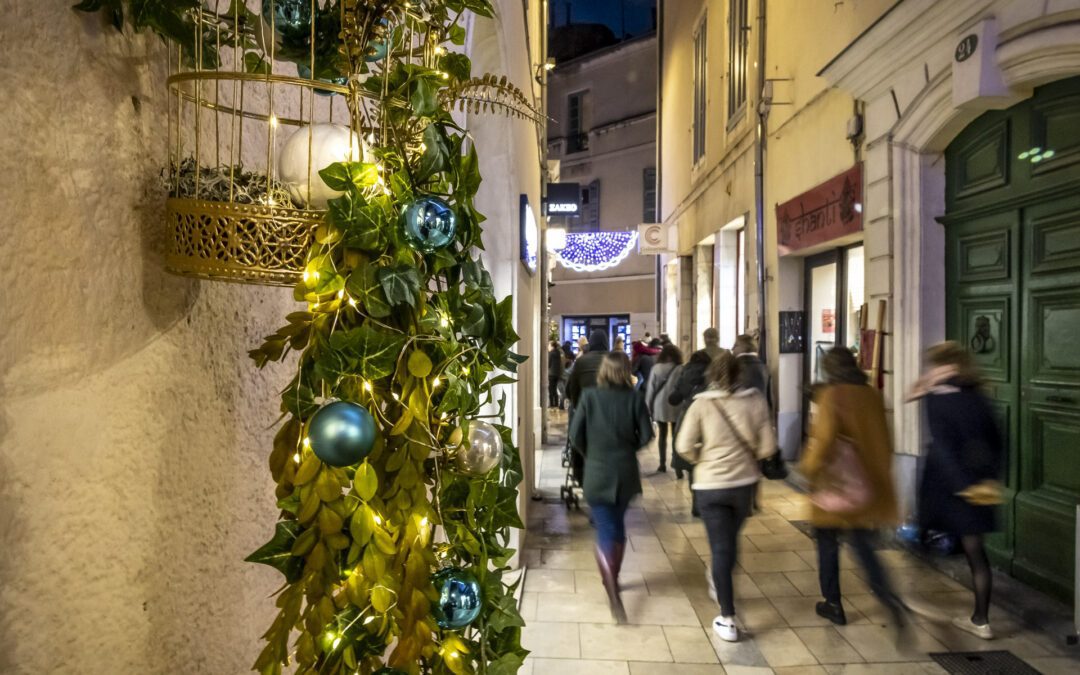 Photo de la rue de la Madeleine à Nîmes pour les fêtes de noël