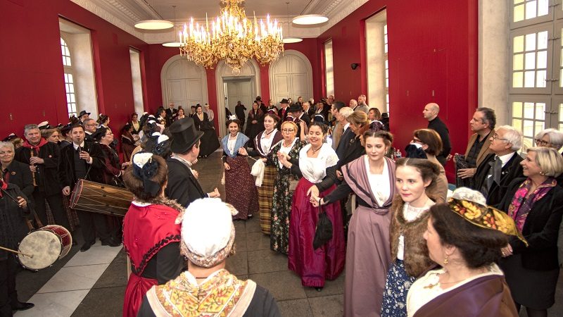 Hommes et femmes en costumes de provence dans la salle du Conseil Municipal de Nîmes