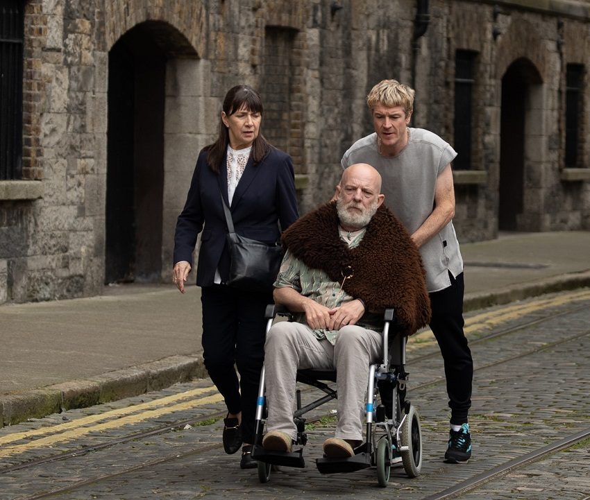 Photo du film Sunlight de Claire Dix avec, de gauche à droite, Maureen Beattie, Liam Carney et Barry Ward.