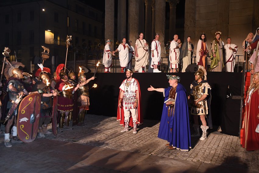 Journées Romaines à Nîmes : Succès  pour les gladiateurs place Gabriel Péri, pour le marché Gaulois sur l'Esplanade ainsi que pour les nombreuses déambulations et parades. 