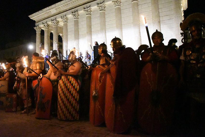 Journées romaines à Nîmes la parade nocturne aux flambeaux 
