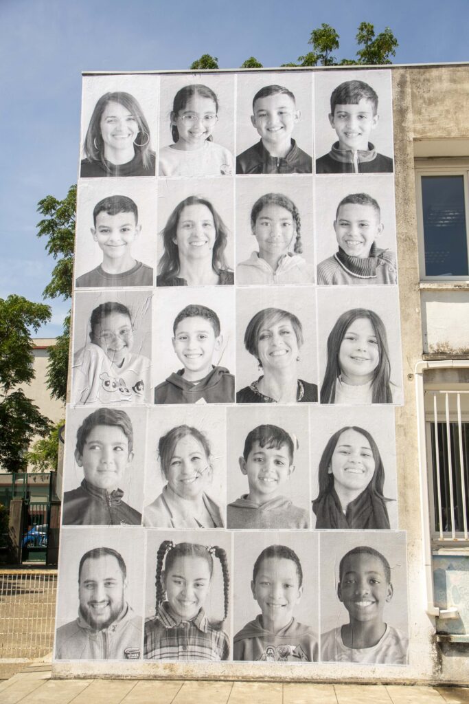 182 portraits des élèves et du corps enseignant de l’école Georges Bruguier à Nîmes sont affichés en grands formats sur les murs de l’établissement