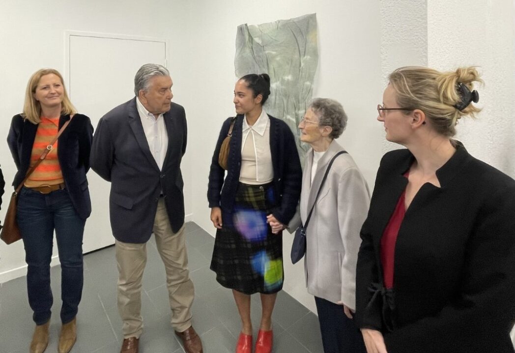 Jean-Paul Fournier, Maire de Nîmes, accompagné de Sophie Roulle,
Adjointe à la Culture, et de l’artiste Amalia Laurent, à l’occasion du vernissage
de la nouvelle exposition du CACN en avril dernier. 