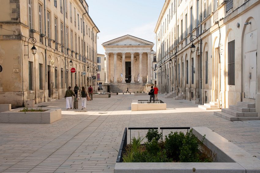 la nouvelle rue Auguste à Nîmes une perspective remarquable sur le site exceptionnel de la Maison Carrée
