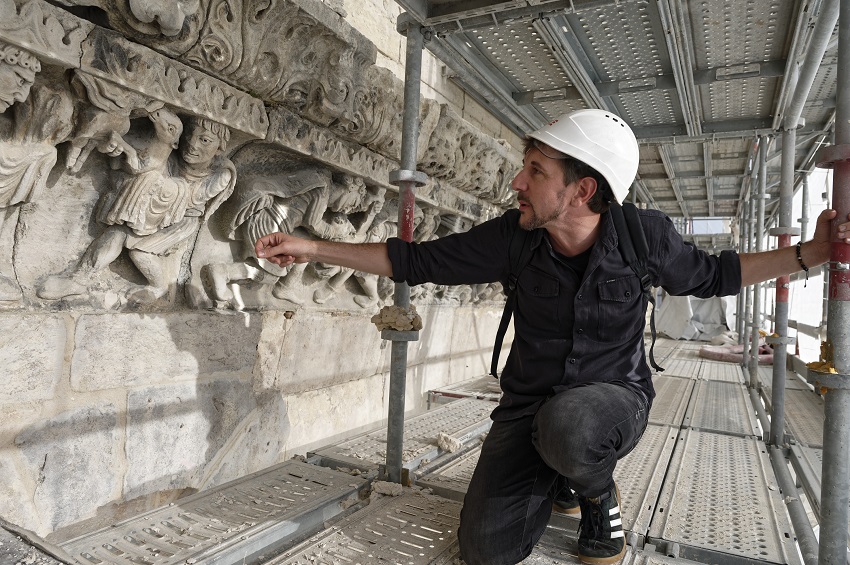 Nicolas Bru, conservateur des monuments historiques, devant la frise romane de la cathédrale de Nîmes 
