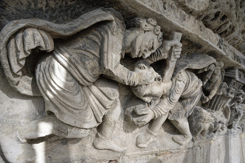 Une frise de la cathédrale de Nîmes inspirée par l'Ancien Testament avec des scènes comme le meurtre d'Abel par son frère Caïn.