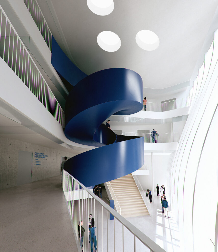 Photo d'un immense escalier bleu à l'intérieur du futur Palis des congrès de Nîmes
