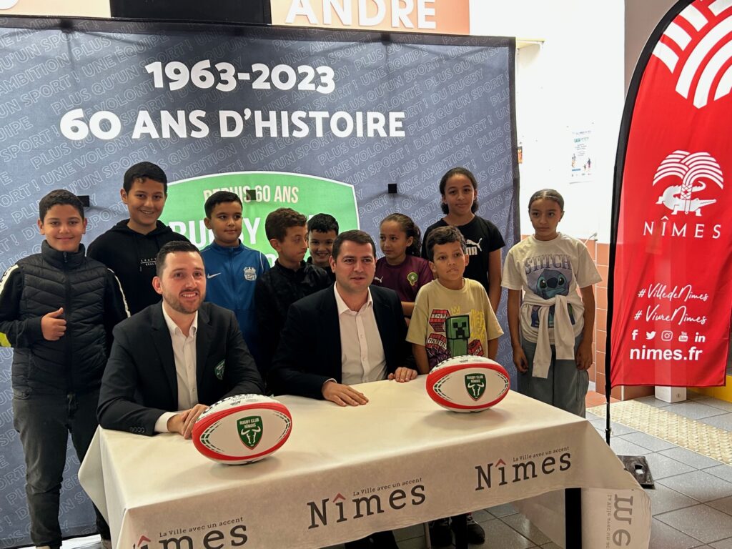 Alexandre Salles, directeur du Rugby club nîmois et François Courdil, Adjoint délégué à la politique de la Ville et aux centres sociaux, entourés de l'équipe du Chemin-bas d'Avignon. 