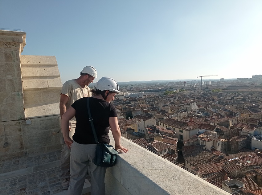prise de vue du toit de la cathédrale de Nîmes . 40 mètres de hauteur, la cathédrale domine la ville 