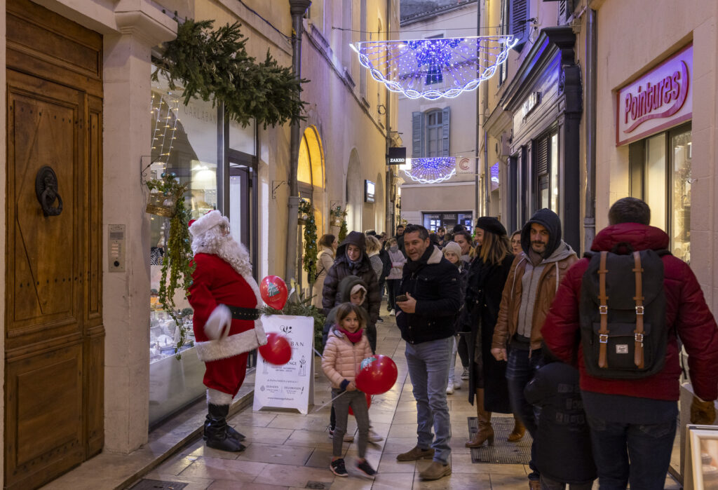 La rue de la Madeleine à Nîmes décorée pour Noël 
