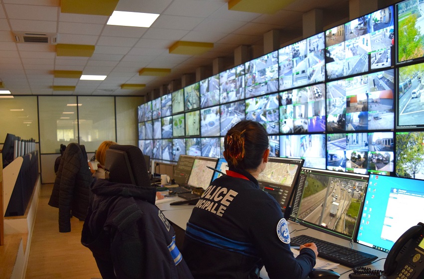 Les agents de la police municipal de Nîmes devant les écrans de l'hyperviseur de Nîmes