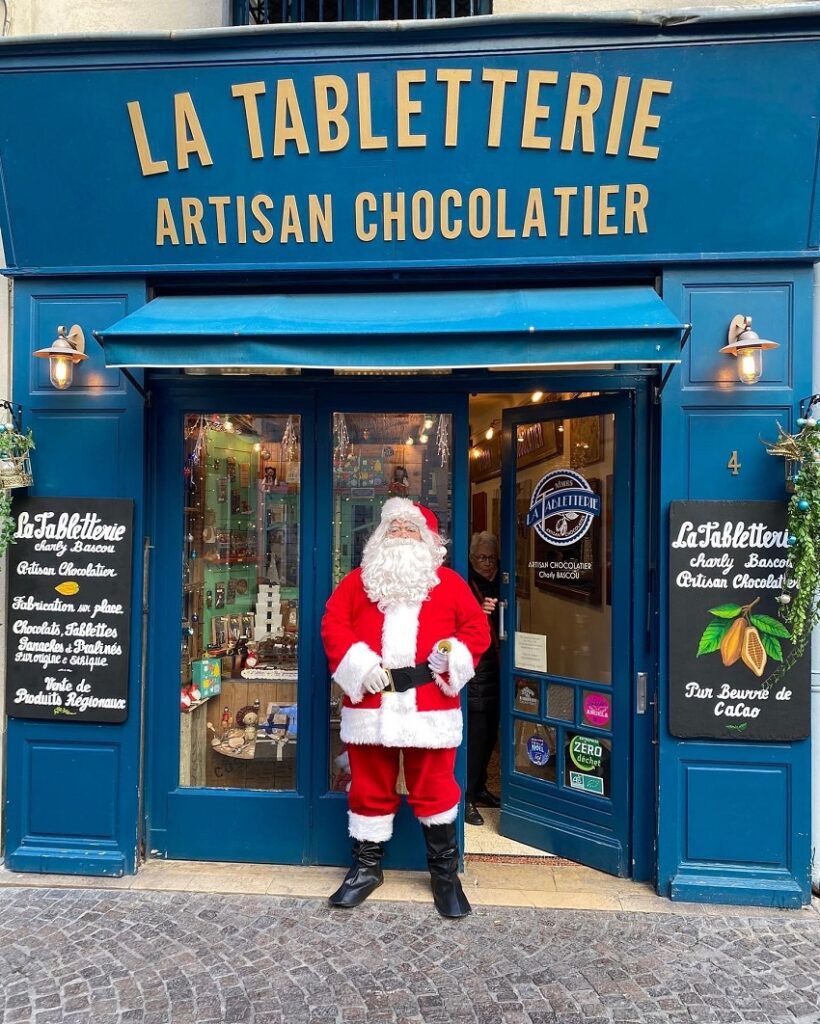 Le Père Noël en visite à la Tabletterie de l'artisan chocolatier Charly Bascou à Nîmes