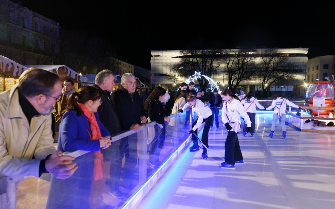 Noël à Nîmes : avec la patinoire synthétique, c’est parti pour deux semaines de glisse sur le parvis des arènes