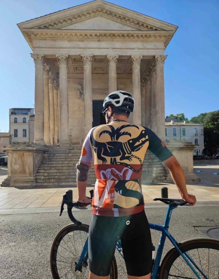 Le maillot "Maison Carrée", un hommage sportif au temple romain © Morgan Cycles à Nîmes