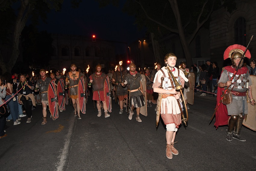 Défilé aux flambeaux Journées romaines de Nîmes 
