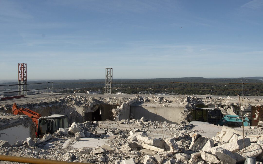 Rénovation urbaine à Nîmes : l’opération de démolition de la Tour Avogadro est en cours à Valdegour